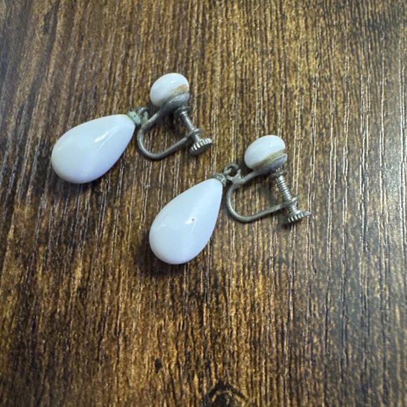 Vintage Stamped JAPAN White Glass Dangle Tear Drop Clip on Screw Back Earrings - Picture 2 of 4